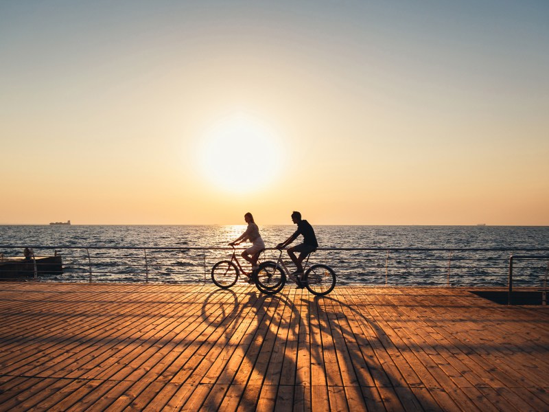 Ein Foto von 2 Fahrradfahrern, das mit ACDSee Photo Studio Ultimate 2024 bearbeitet wurde.