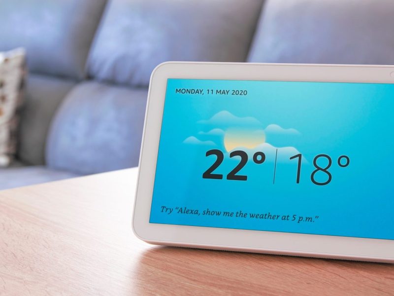 Amazon Echo Show auf einem Tisch
