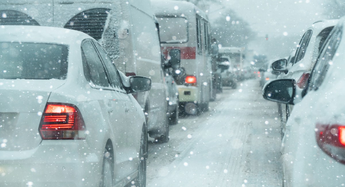 Autos stehen bei Schnee im Stau