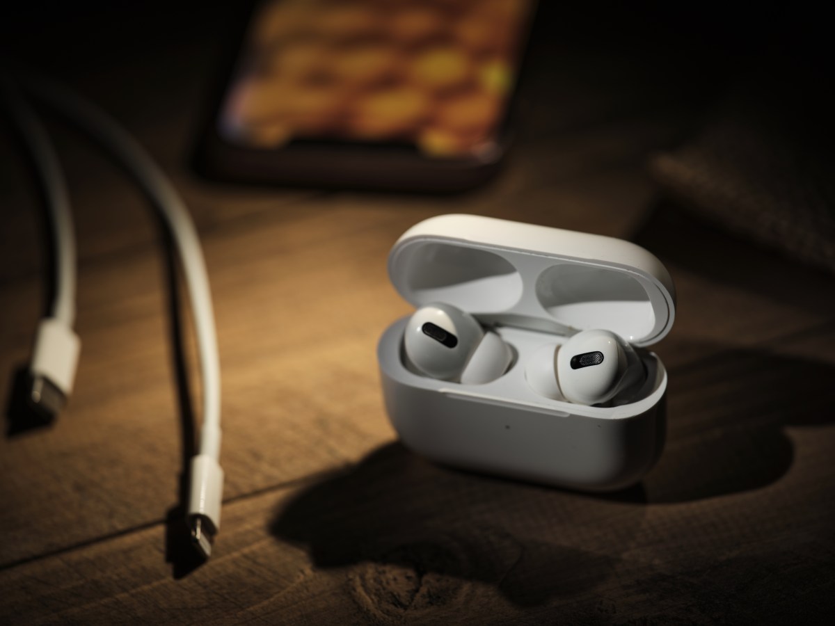 Apple AirPods Pro 2 auf einem Holztisch