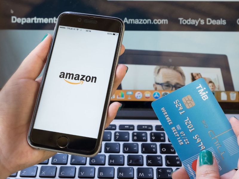 Frau kauft bei Amazon ein