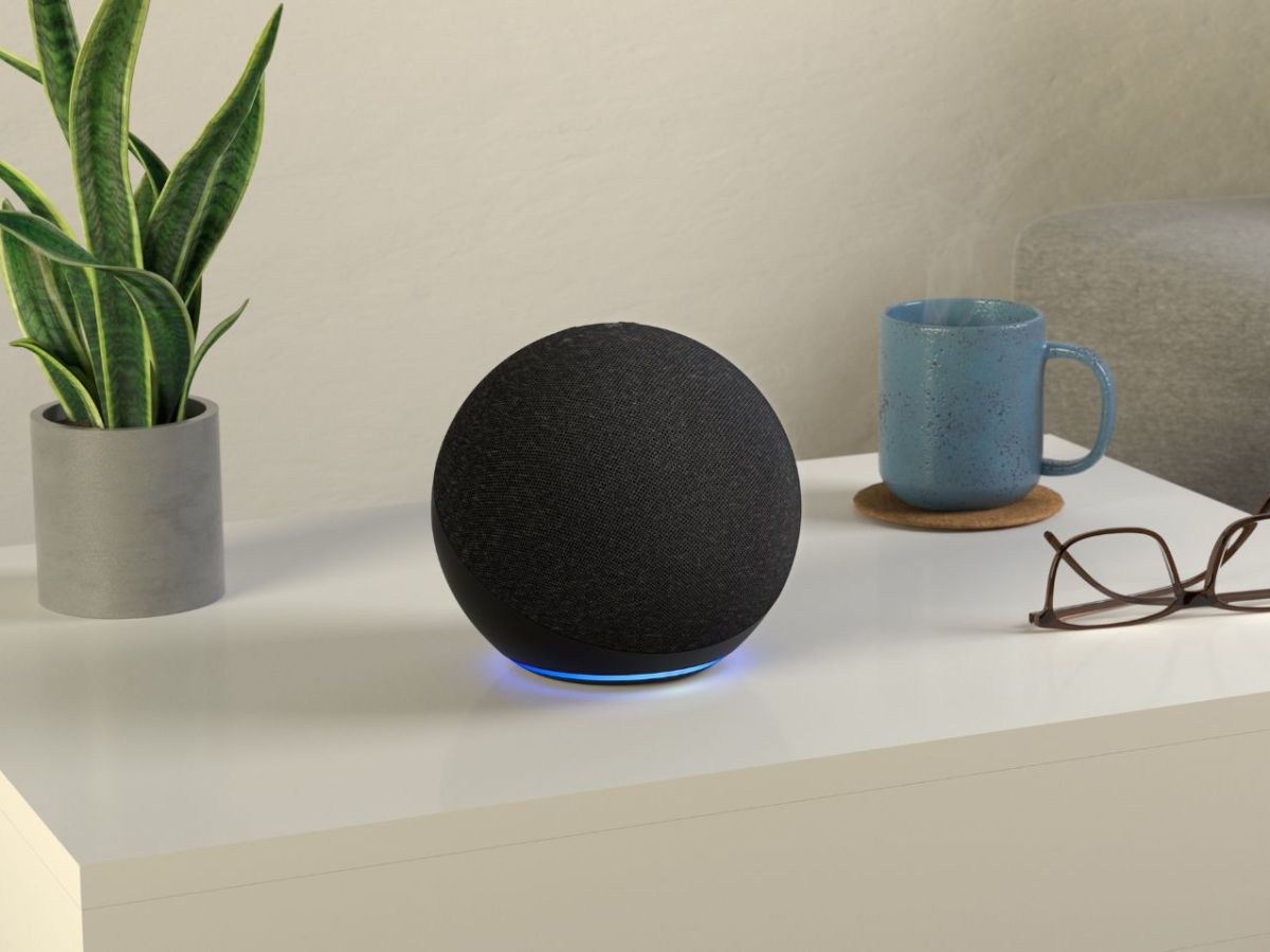 Amazon Echo (4. Gen.) auf einem Beistelltisch