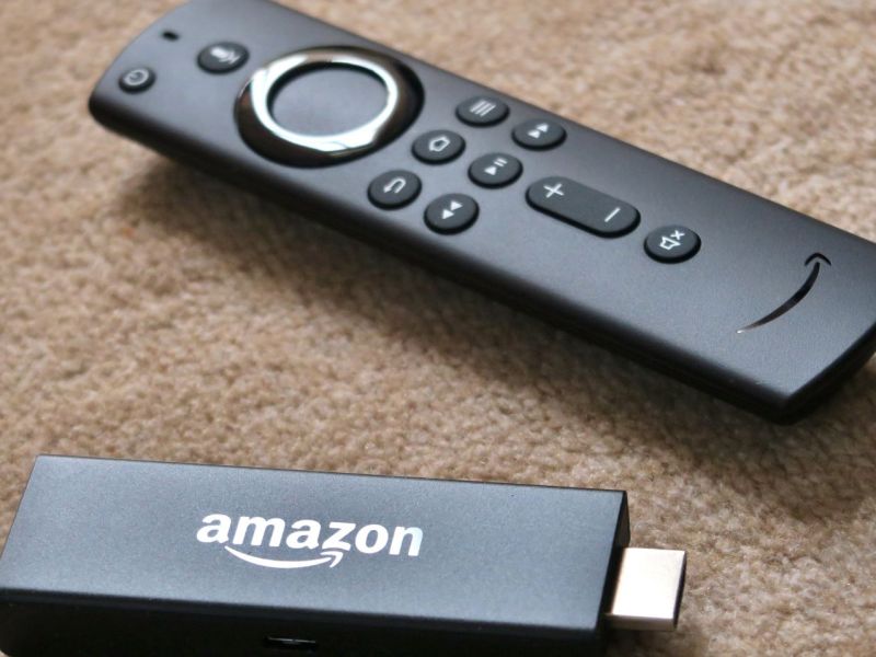 Ein Amazon Fire TV-Stick mit Fernbedienung.