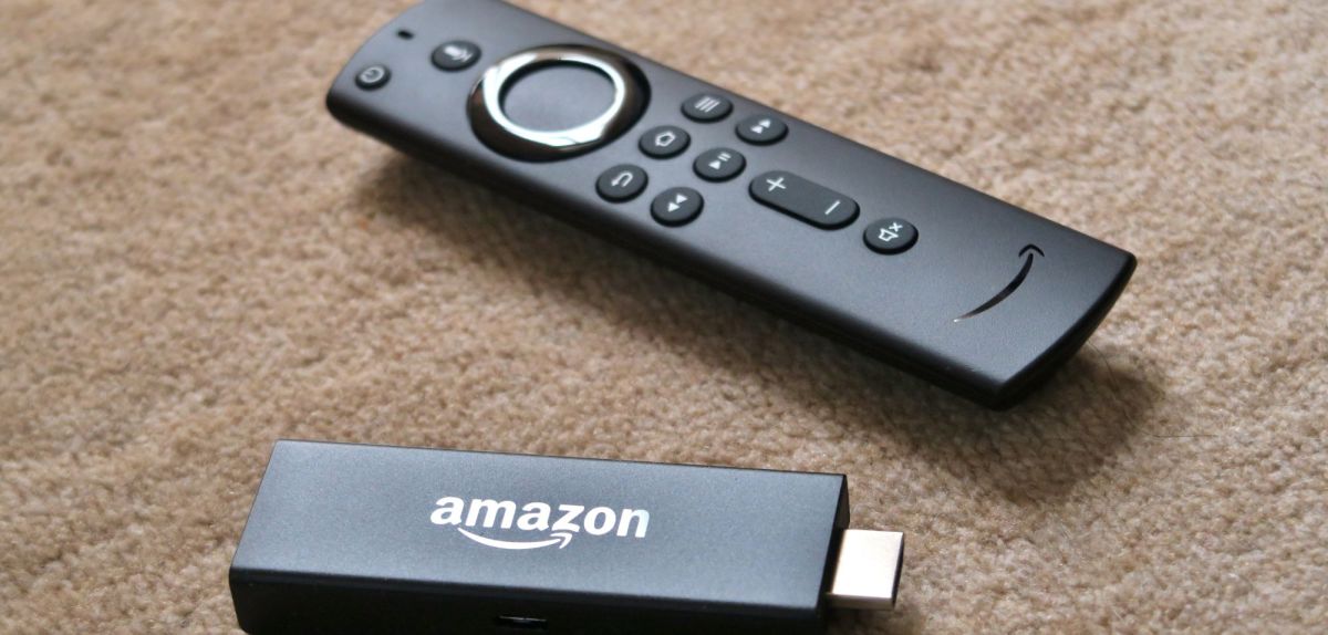 Ein Amazon Fire TV-Stick mit Fernbedienung.