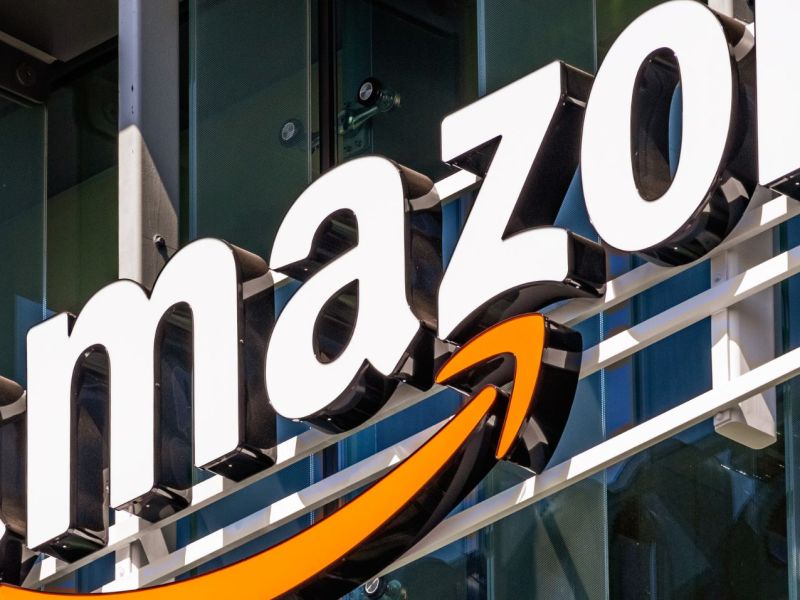 Amazon-Logo an einer Gebäudefassade.