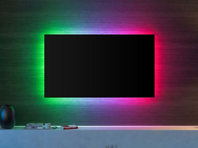 Fernseher mit aktivierten Ambilight an der Wand.