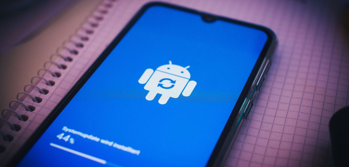 Handy mit einem Android-Ladebildschirm.