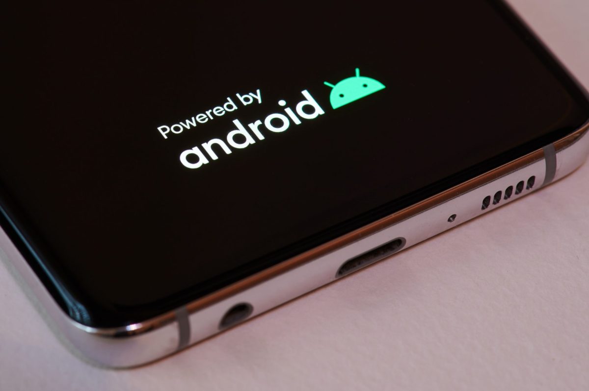 Kleines Android-Logo erscheint auf Smartphone-Screen.