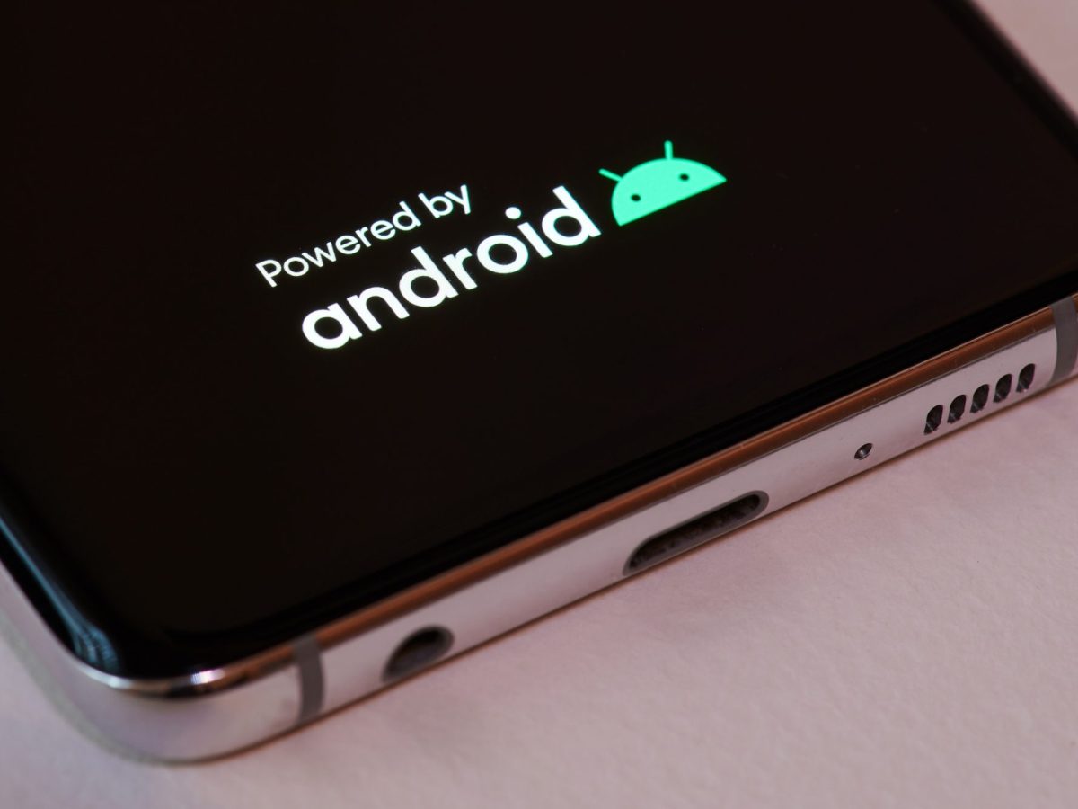 Kleines Android-Logo erscheint auf Smartphone-Screen.