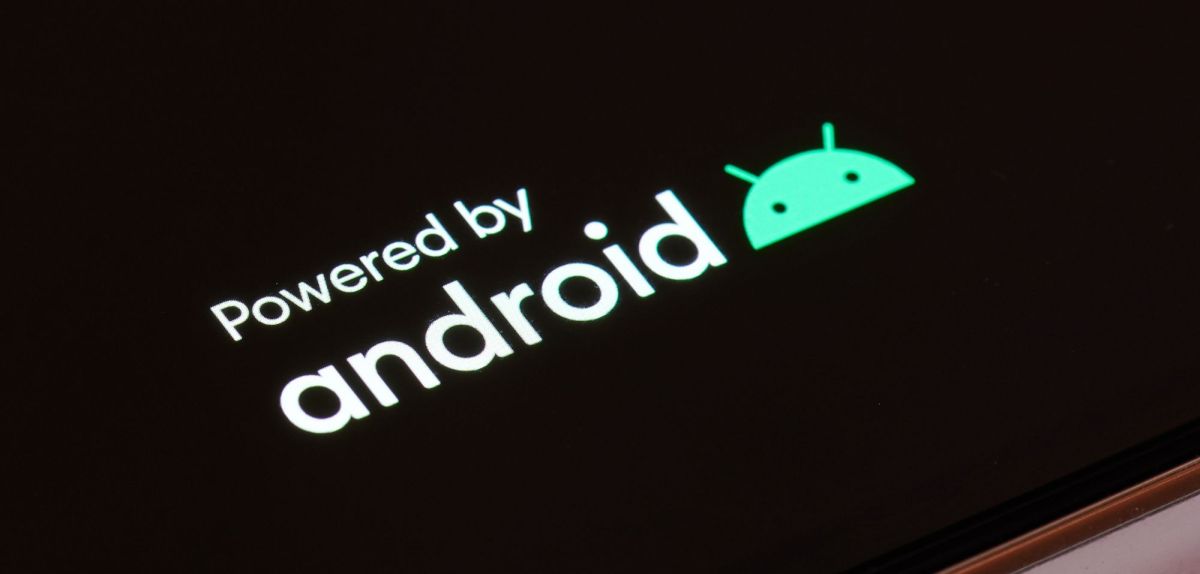 Android-Schriftzug und Logo auf einem Handy-Display.