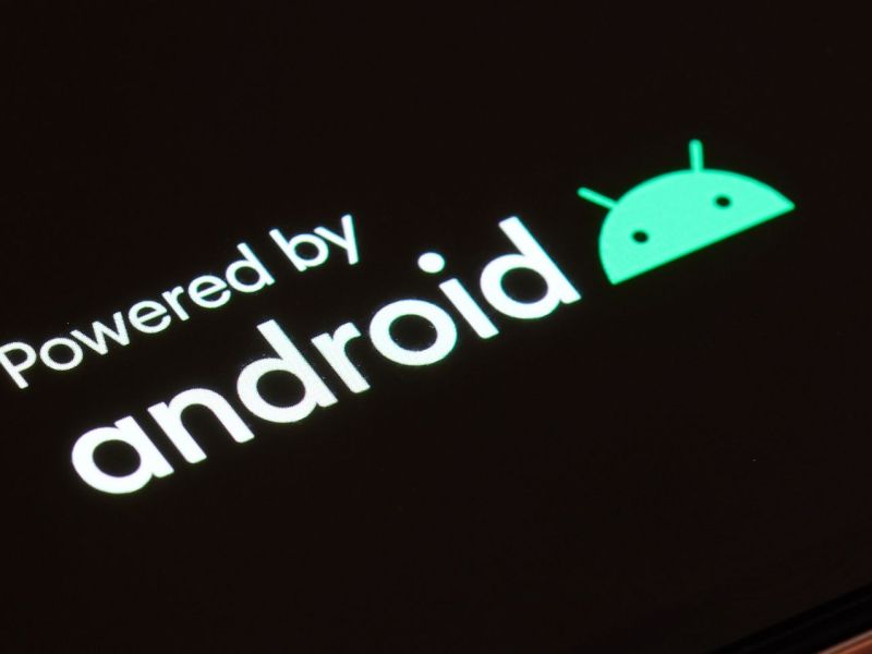 Android-Schriftzug und Logo auf einem Handy-Display.