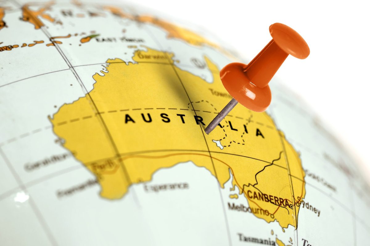 Landkarte Australiens mit eingestecktem Pin.