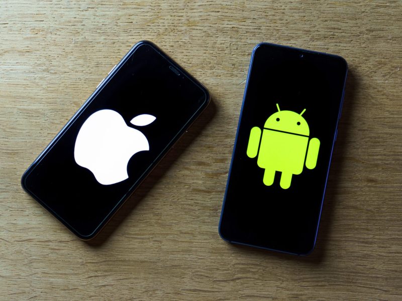 Zwei Smartphones mit den Betriebssystemen iOS und Android.