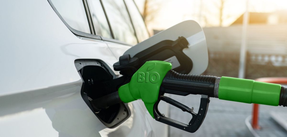 Ein Auto wird mit einem Bio-Kraftstoff betankt.