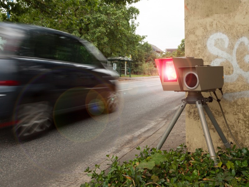 Auto wird beim Vorbeifahren von einem Blitzer erfasst