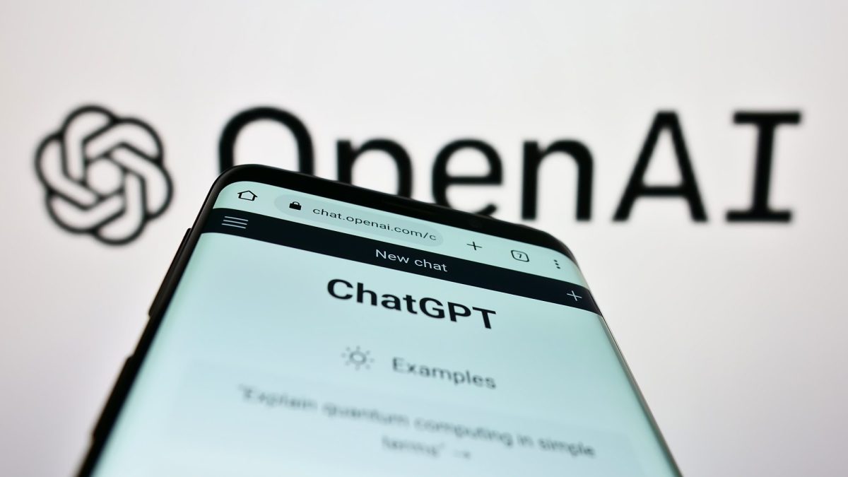ChatGPT operiert auf einem Smartphone und einem Computer.