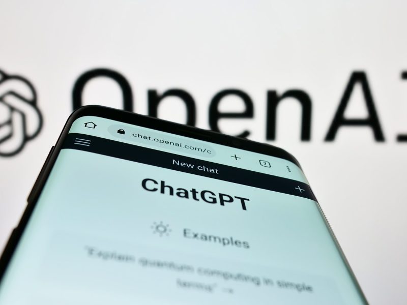 ChatGPT operiert auf einem Smartphone und einem Computer.