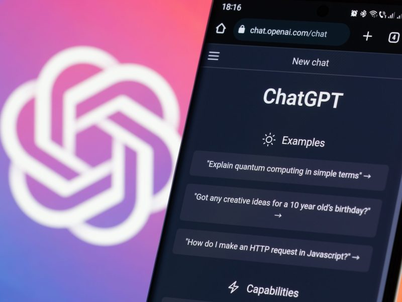 Mehrere Prompts für ChatGPT erscheinen auf einem iPhone.