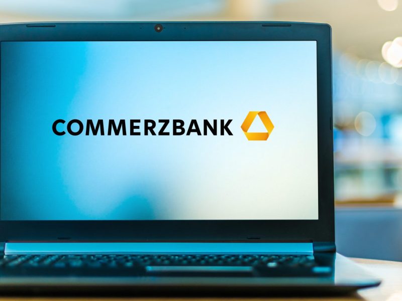 Online-Banking bei der Commerzbank per Laptop.