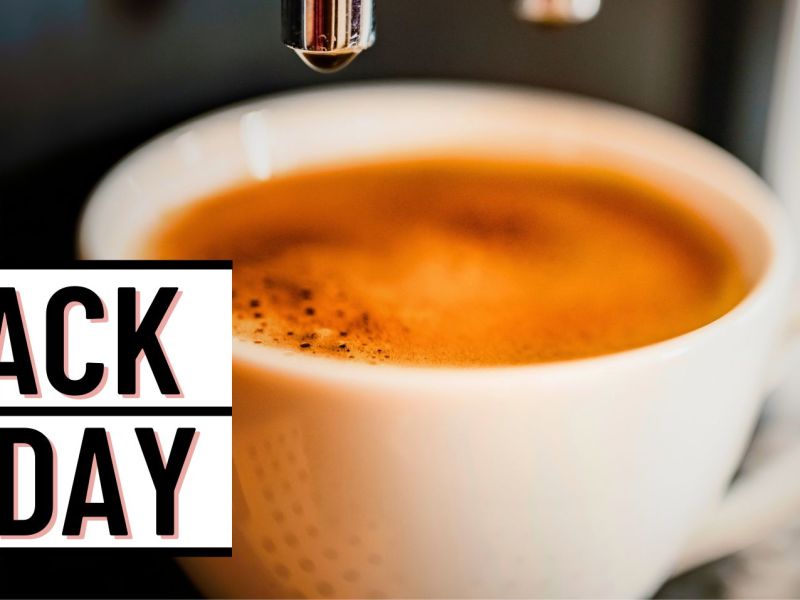 Frischer Kaffee unter einer Maschine