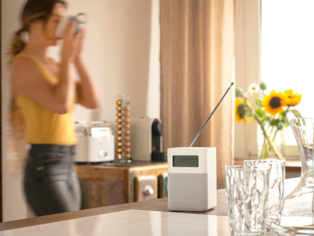 DIGITRADIO 215 DAB Radio in einer Küche.