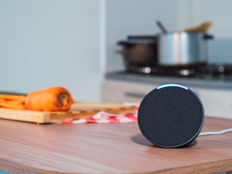 Amazon Echo Pop auf einem Küchentisch