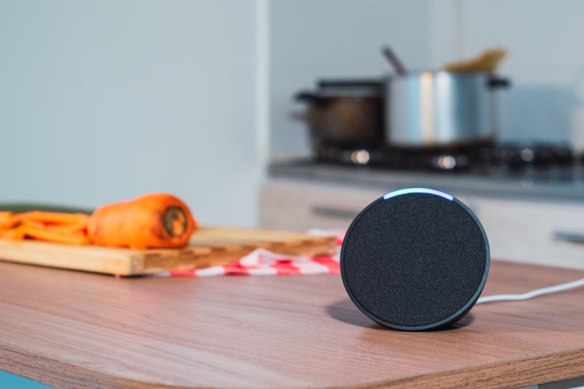 Amazon Echo Pop auf einem Küchentisch