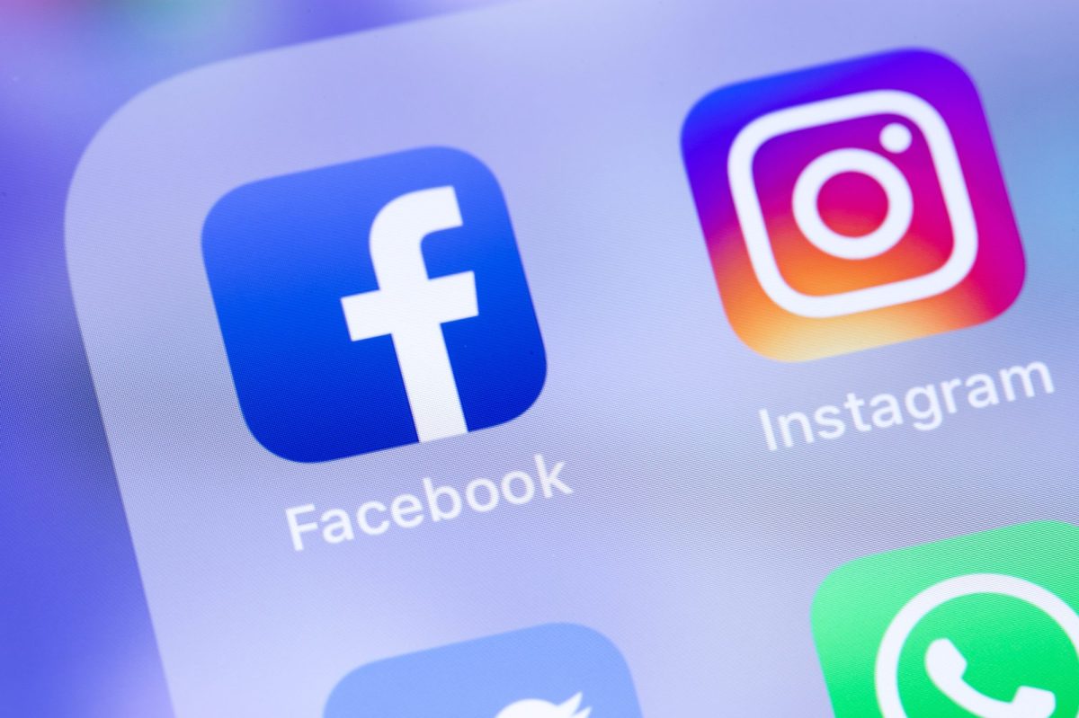 Die Facebook-App nebst Instagram auf einem Smartphone-Display.