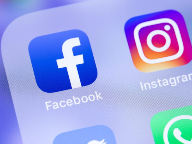 Die Facebook-App nebst Instagram auf einem Smartphone-Display.