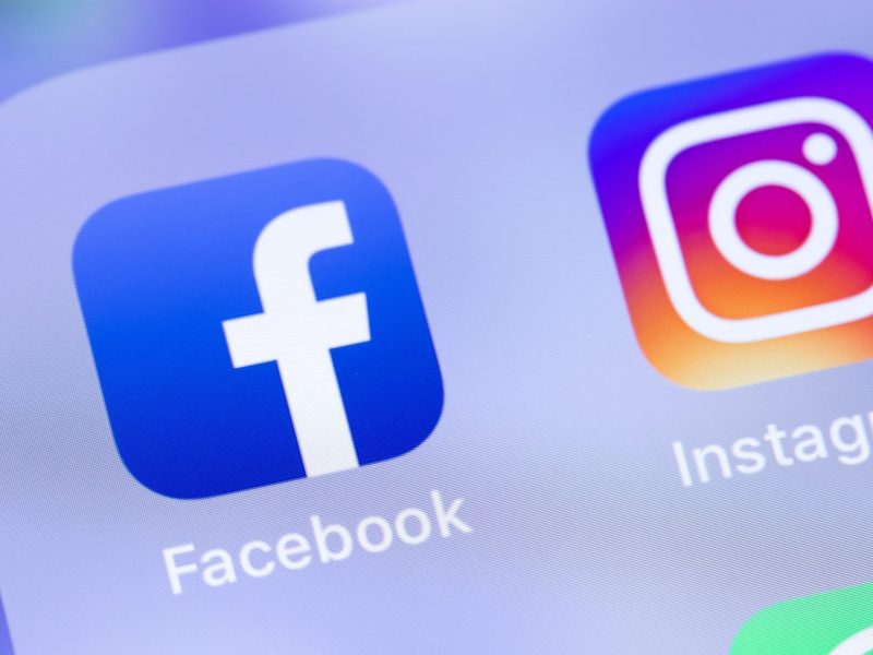 Die Facebook-App nebst Instagram auf einem Smartphone-Display.