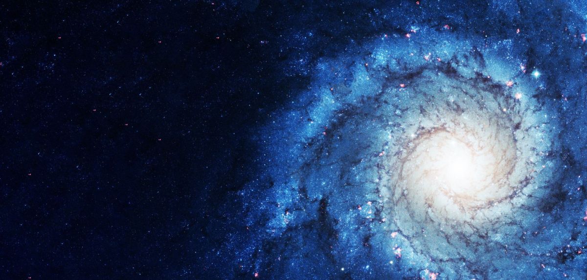 Foto einer Spiralgalaxie im Weltall
