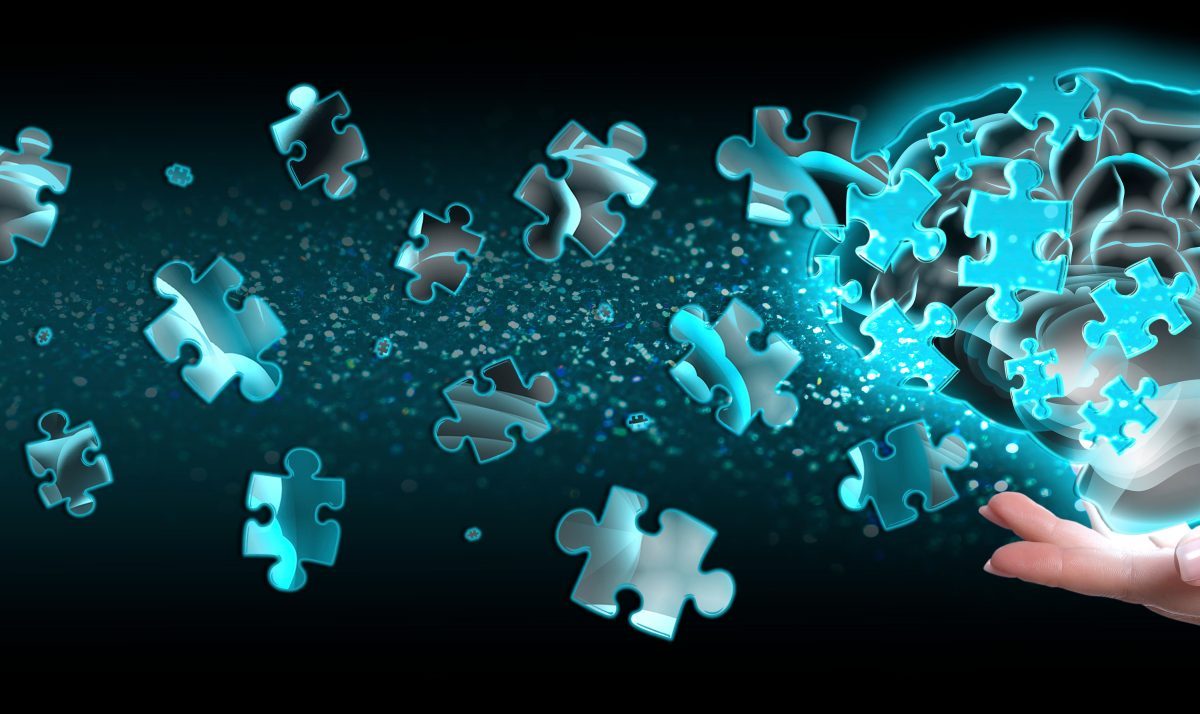 Symbolbild für Gedächtnisverlust: Puzzleteile des Gehirns entfliegen.