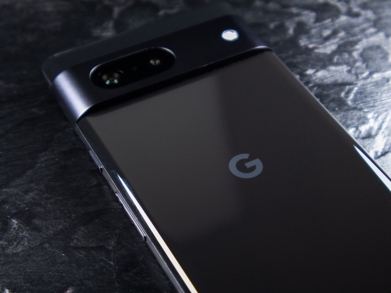 Google Pixel 8 auf einem Tisch