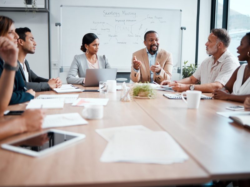 Eine großes Gruppe hält ein Geschäftsmeeting im Büro.