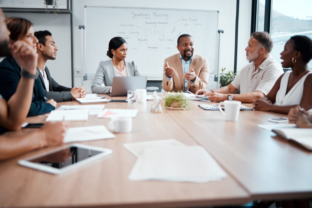 Eine großes Gruppe hält ein Geschäftsmeeting im Büro.