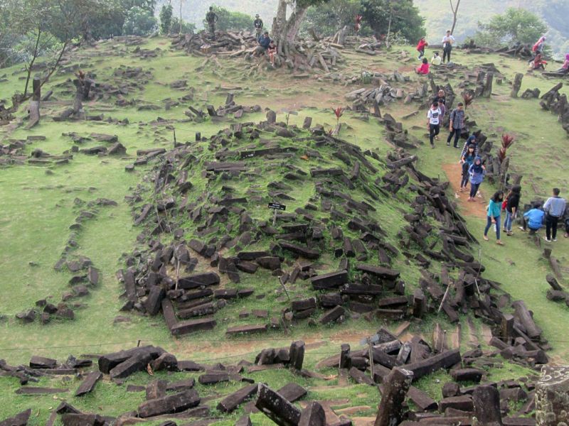 Foto vom bekannten Hügel Gunung Padang in Indonesien.