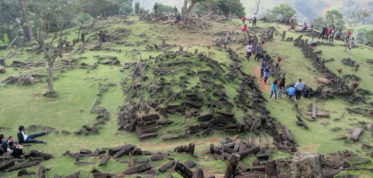 Foto vom bekannten Hügel Gunung Padang in Indonesien.