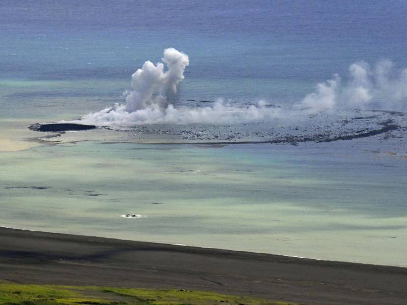 Rauchschwaden im Meer vor der Insel Iwoto Foto aus einem Flugzeug der Kyodo News