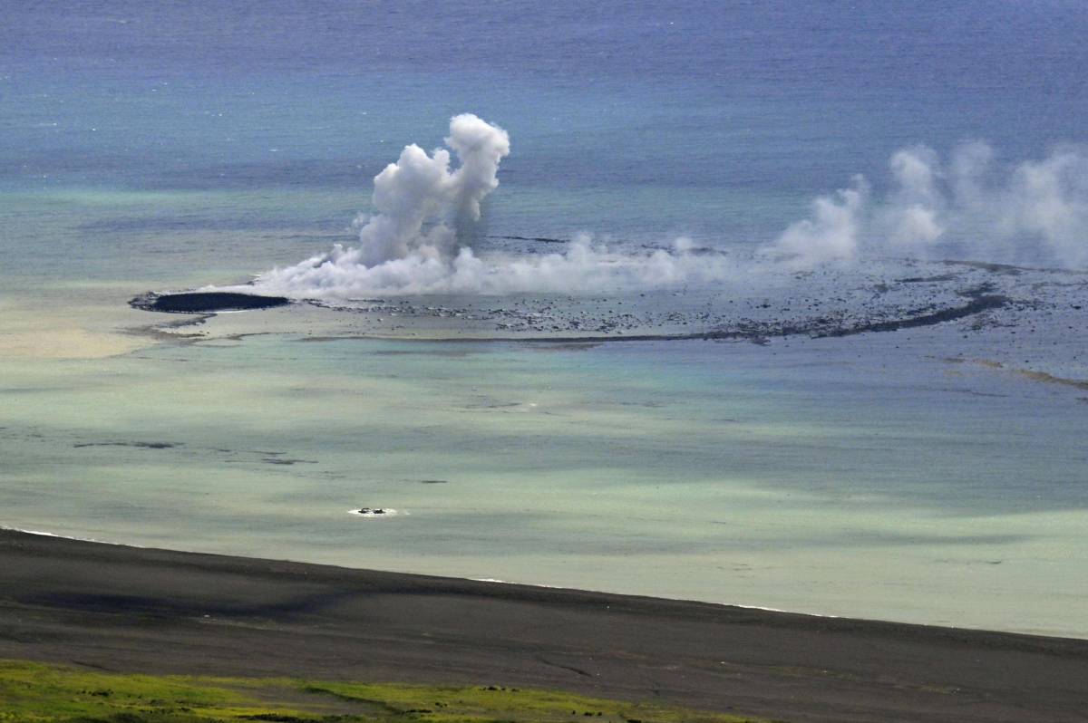 Rauchschwaden im Meer vor der Insel Iwoto Foto aus einem Flugzeug der Kyodo News