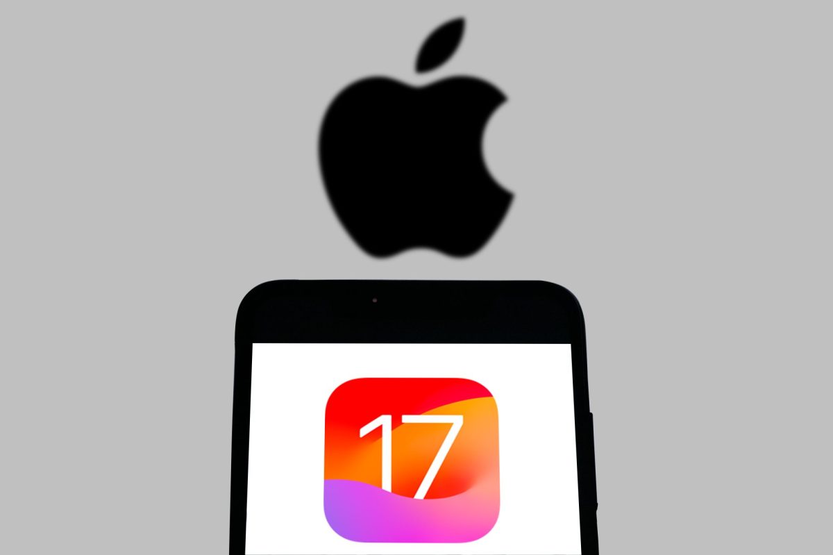 iOS 17, im Hintergrund ein großes Apple-Logo.