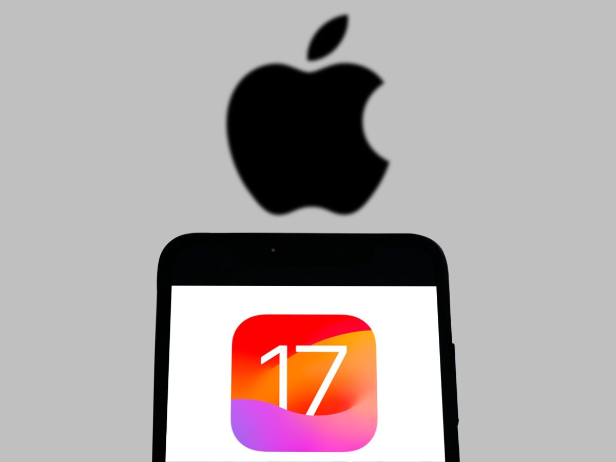 iOS 17, im Hintergrund ein großes Apple-Logo.
