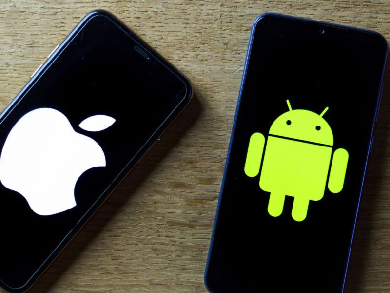 Ein iOS- und ein Android-Handy nebeneinander.
