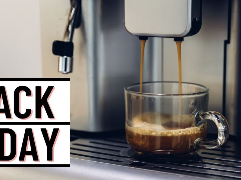 Kaffeevollautomat bereitet Espresso zu