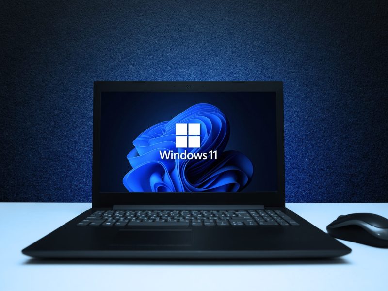Ein Laptop mit Windows 11.