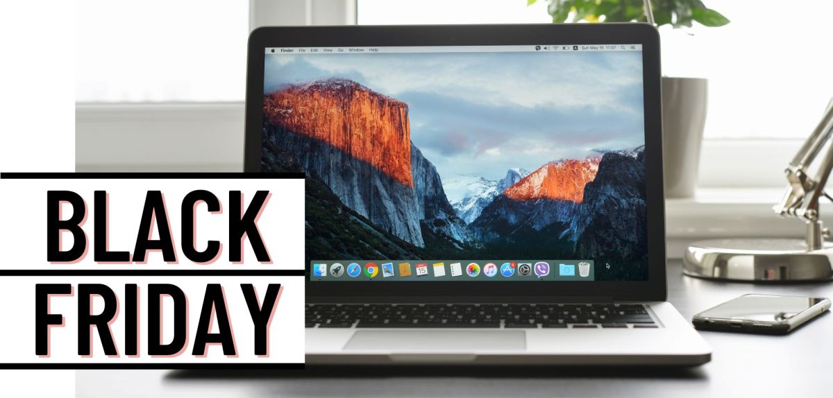 Ein MacBook Pro auf einem Tisch neben einem "Black Friday"-Schriftzug.