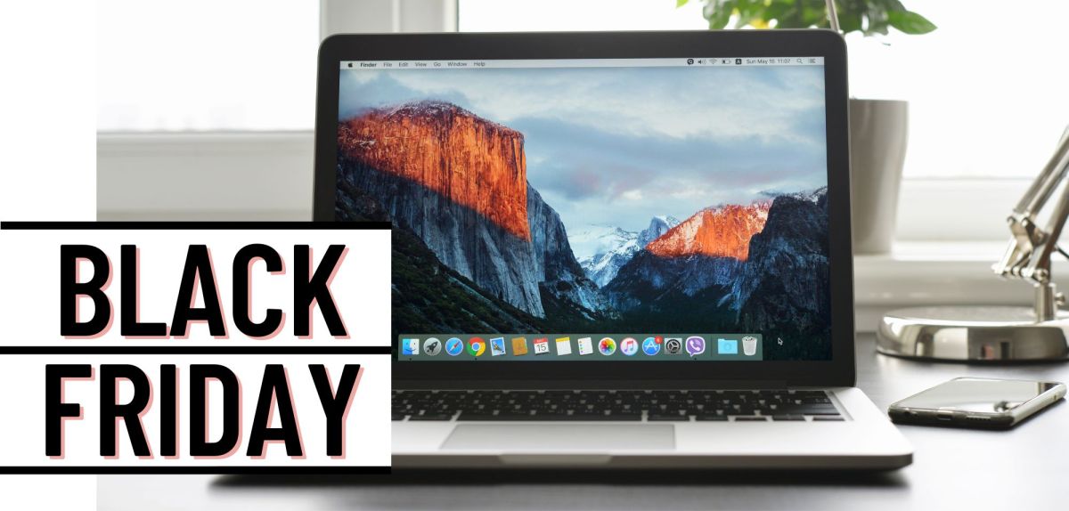 Ein MacBook Pro auf einem Tisch neben einem 