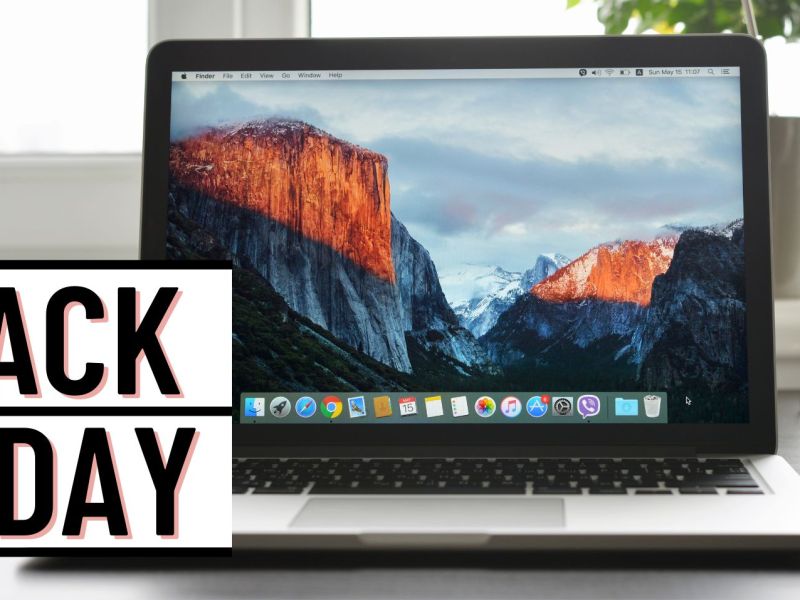 Ein MacBook Pro auf einem Tisch neben einem "Black Friday"-Schriftzug.