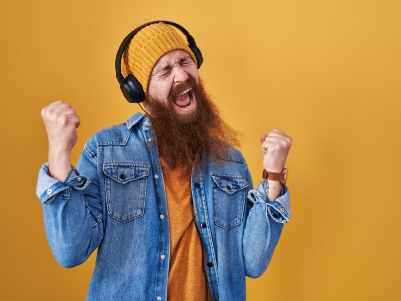 Mann mit Kopfhörern singt laut mit