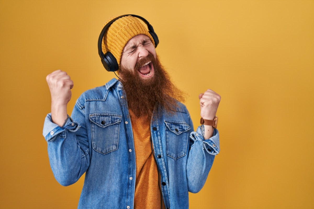 Mann mit Kopfhörern singt laut mit