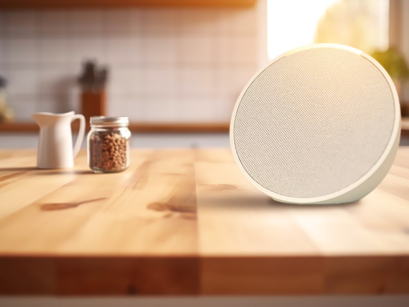Amazon Echo Pop auf einem Tisch